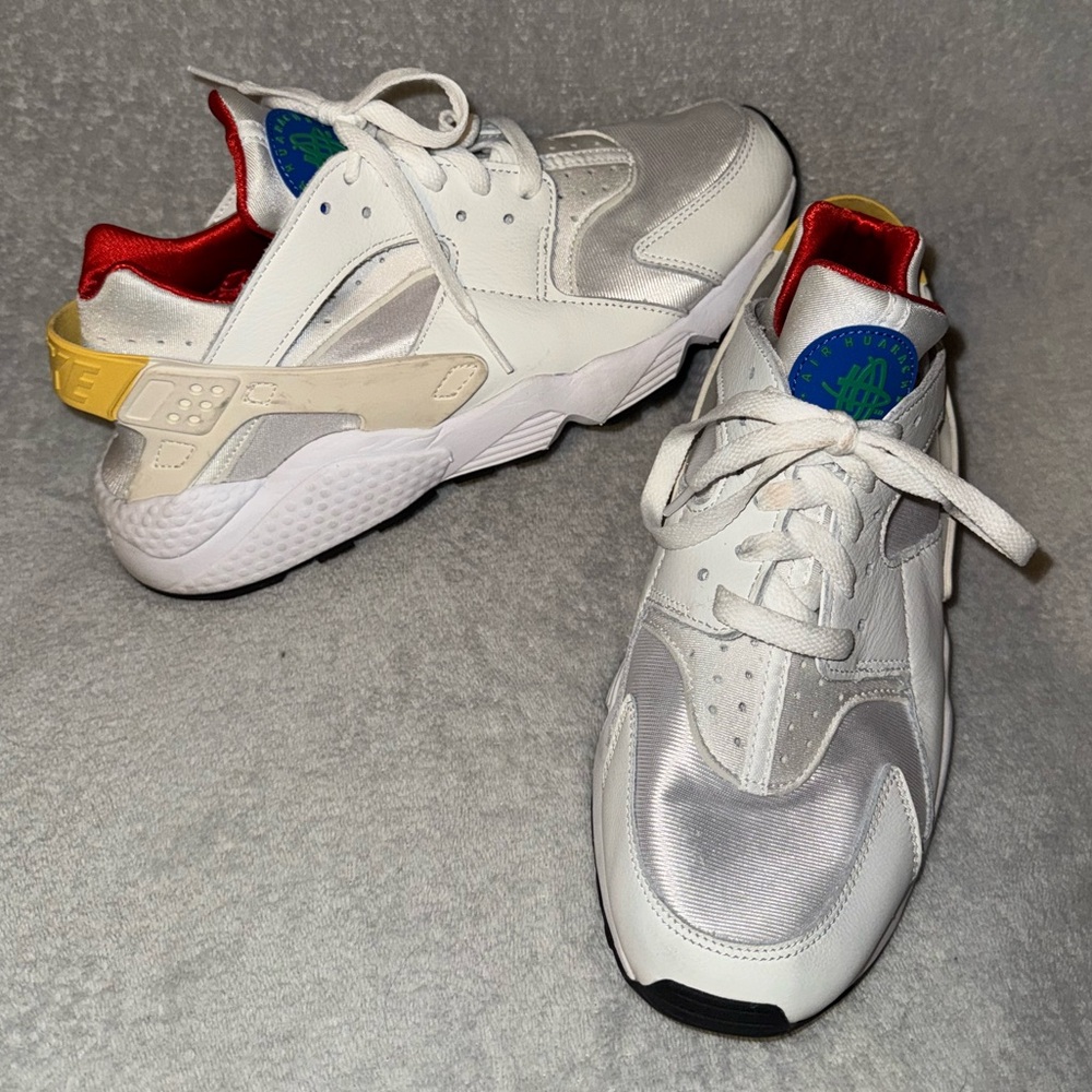 White Nike Huaraches shoes with Blue Logo.
Women’s size 10 - Picture 2 of 7